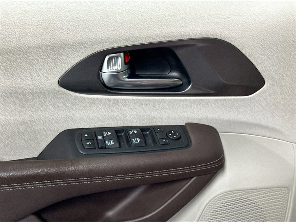 Used 2019 Chrysler Pacifica Touring-L Plus image 16
