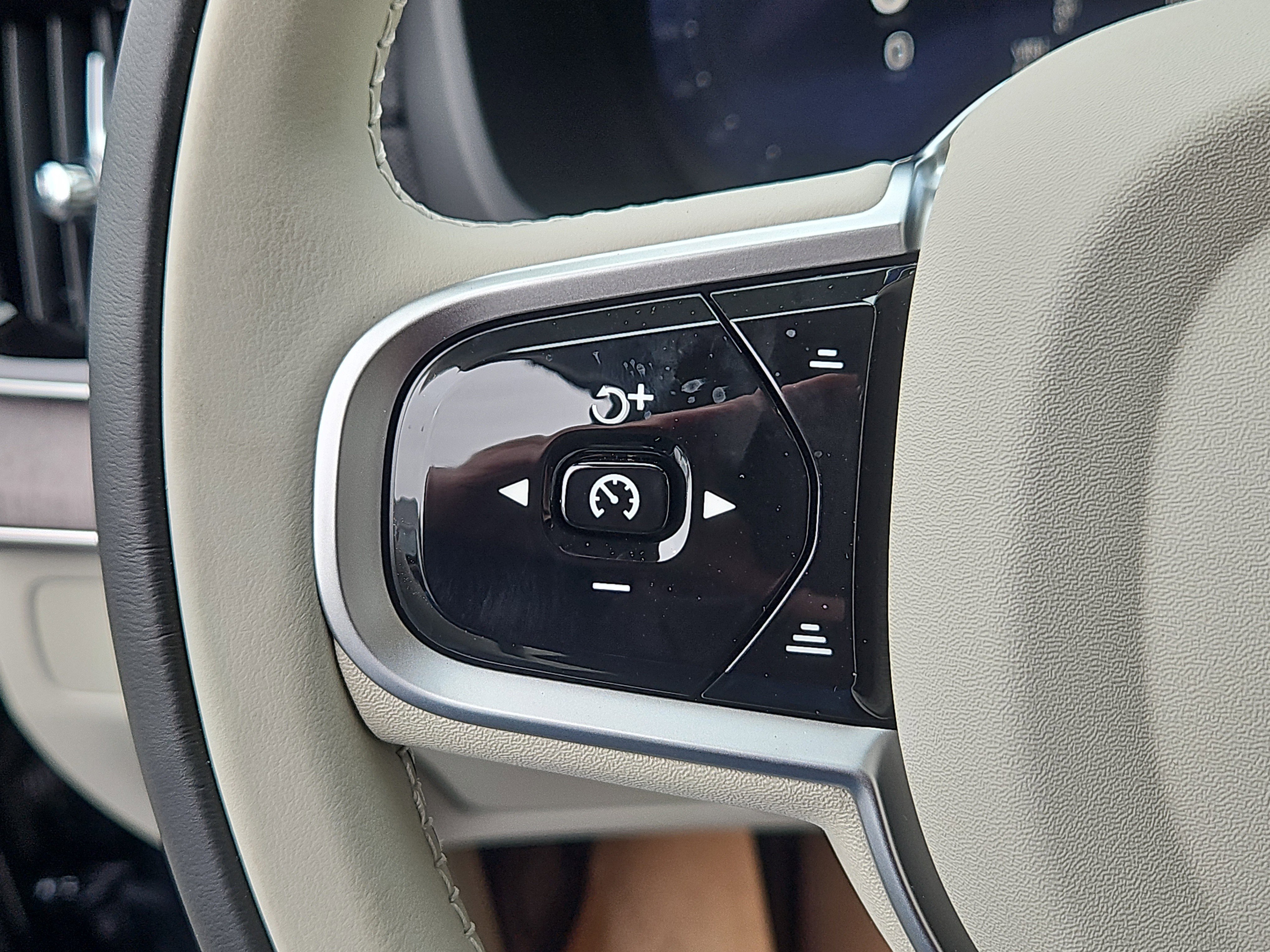 New 2026 Volvo XC90 B6 Ultra w/ Protection Package Premier image 15