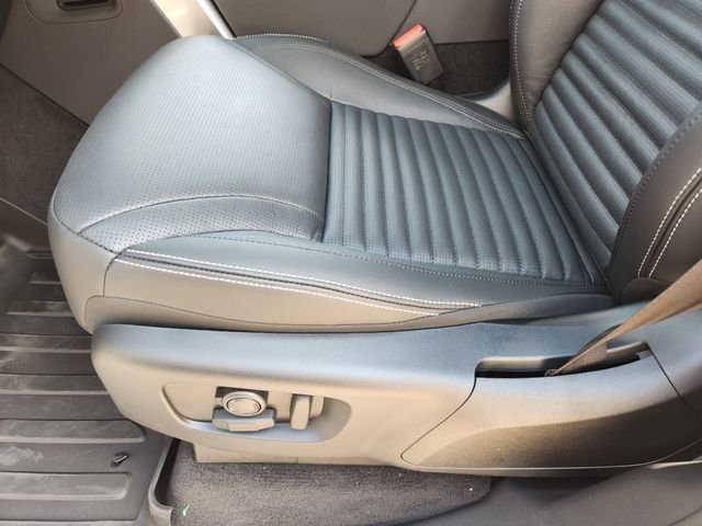 Used 2025 Land Rover Discovery S image 16