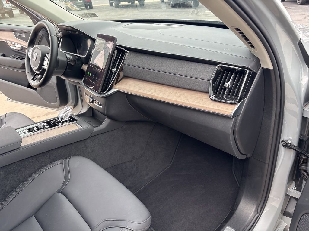 Certified 2025 Volvo XC90 B5 Plus AWD/4WD image 39