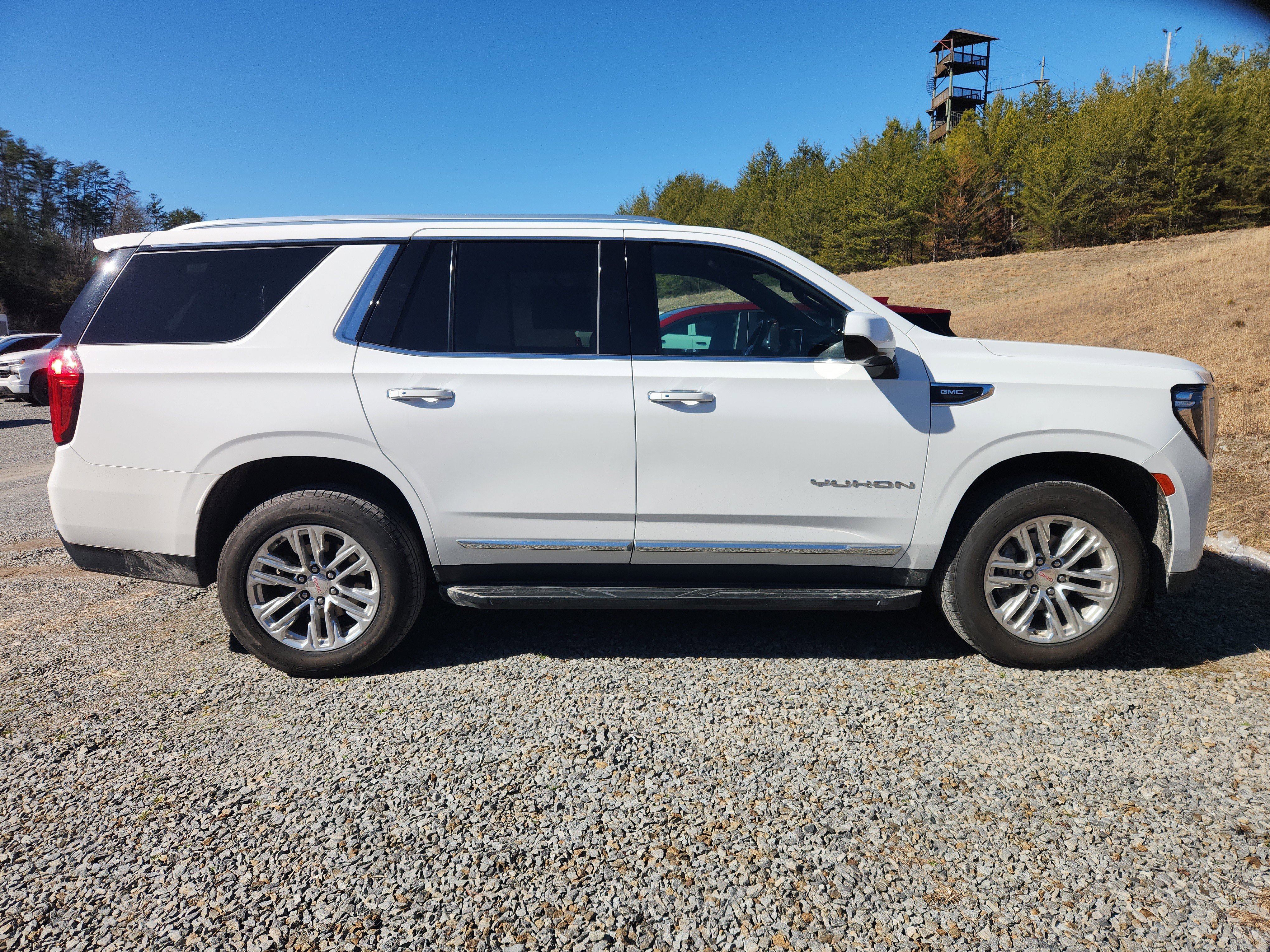 Used 2024 GMC Yukon SLT image 2