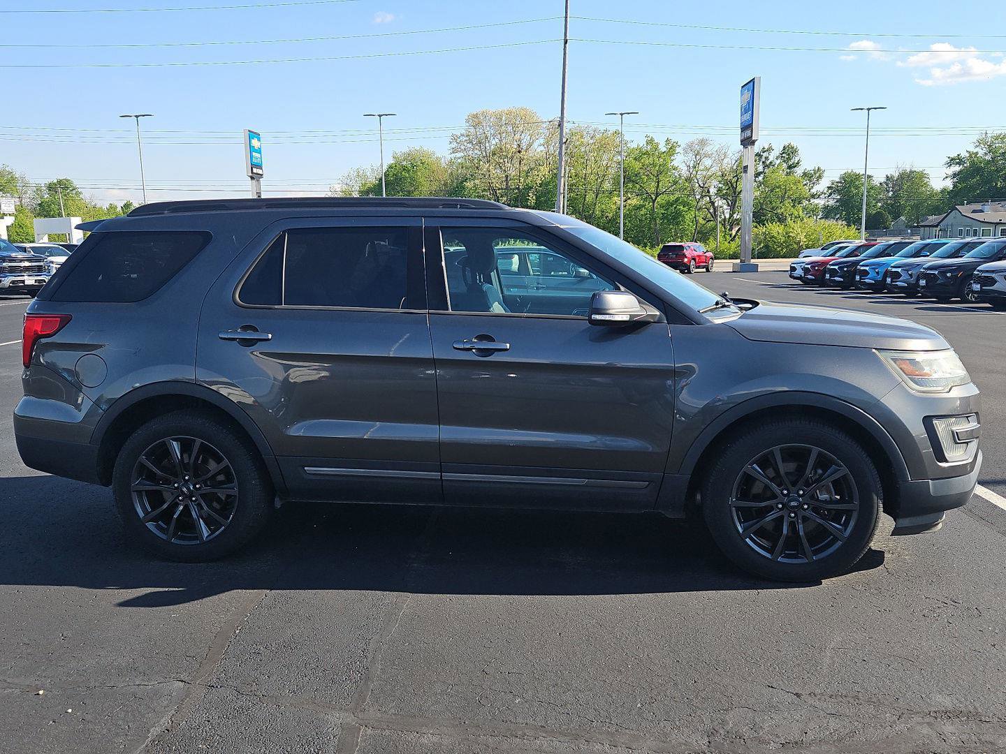 Used 2017 Ford Explorer XLT w/ Equipment Group 202A FWD image 2
