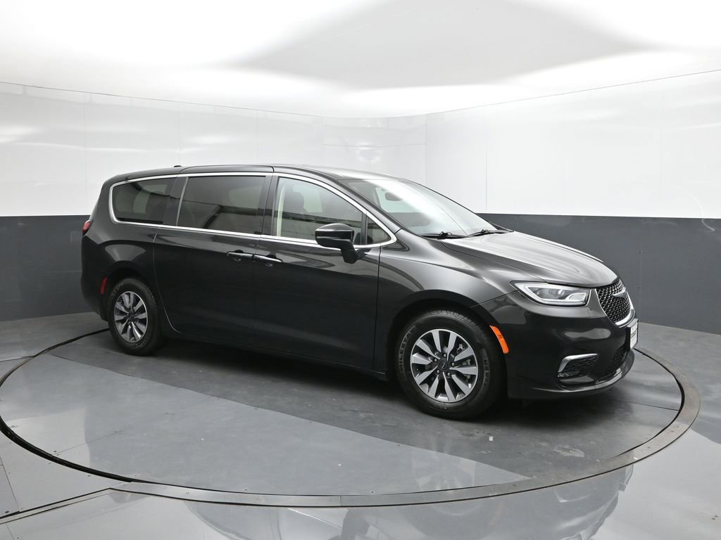 Used 2023 Chrysler Pacifica Touring-L image 17