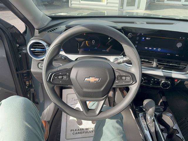 Used 2025 Chevrolet Trax LT FWD image 10