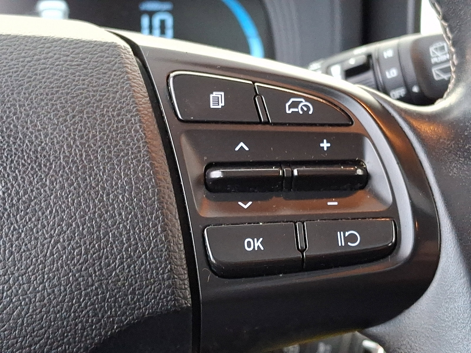 Used 2023 Hyundai Venue SEL FWD image 25