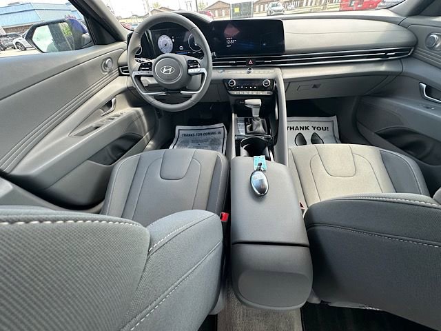 Used 2025 Hyundai Elantra SEL FWD image 17