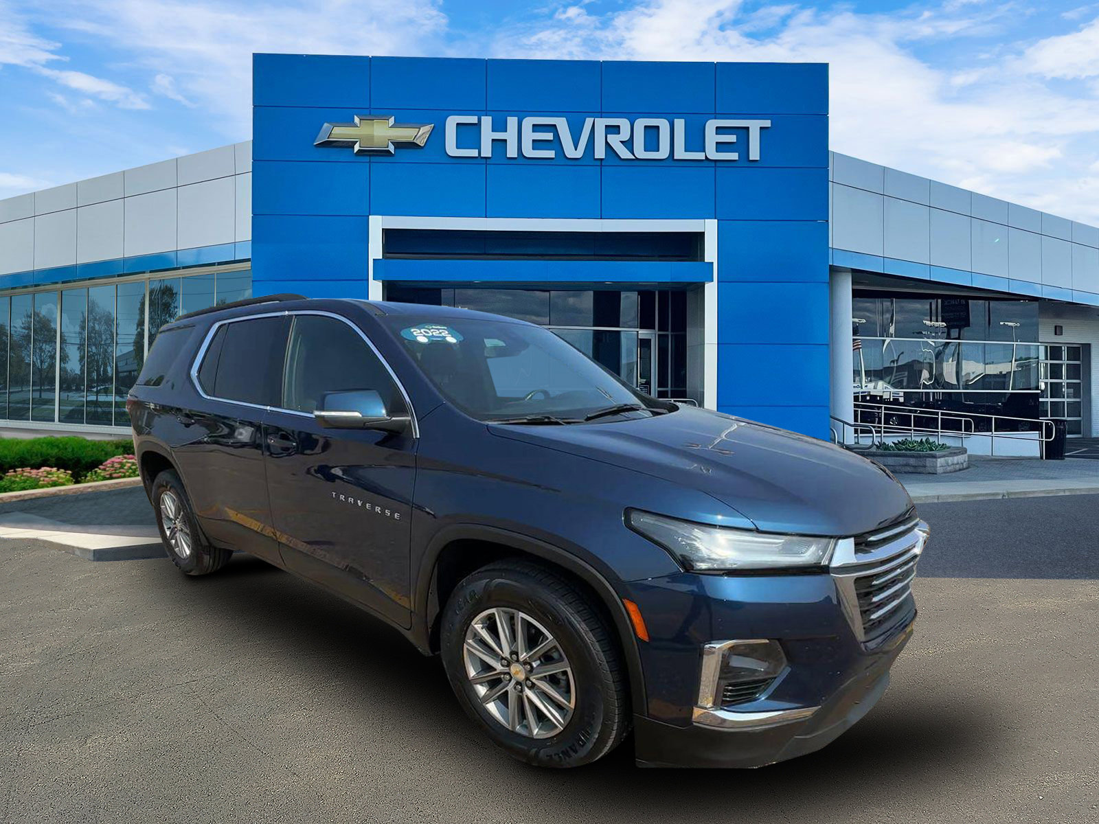 Used 2022 Chevrolet Traverse LT image 2