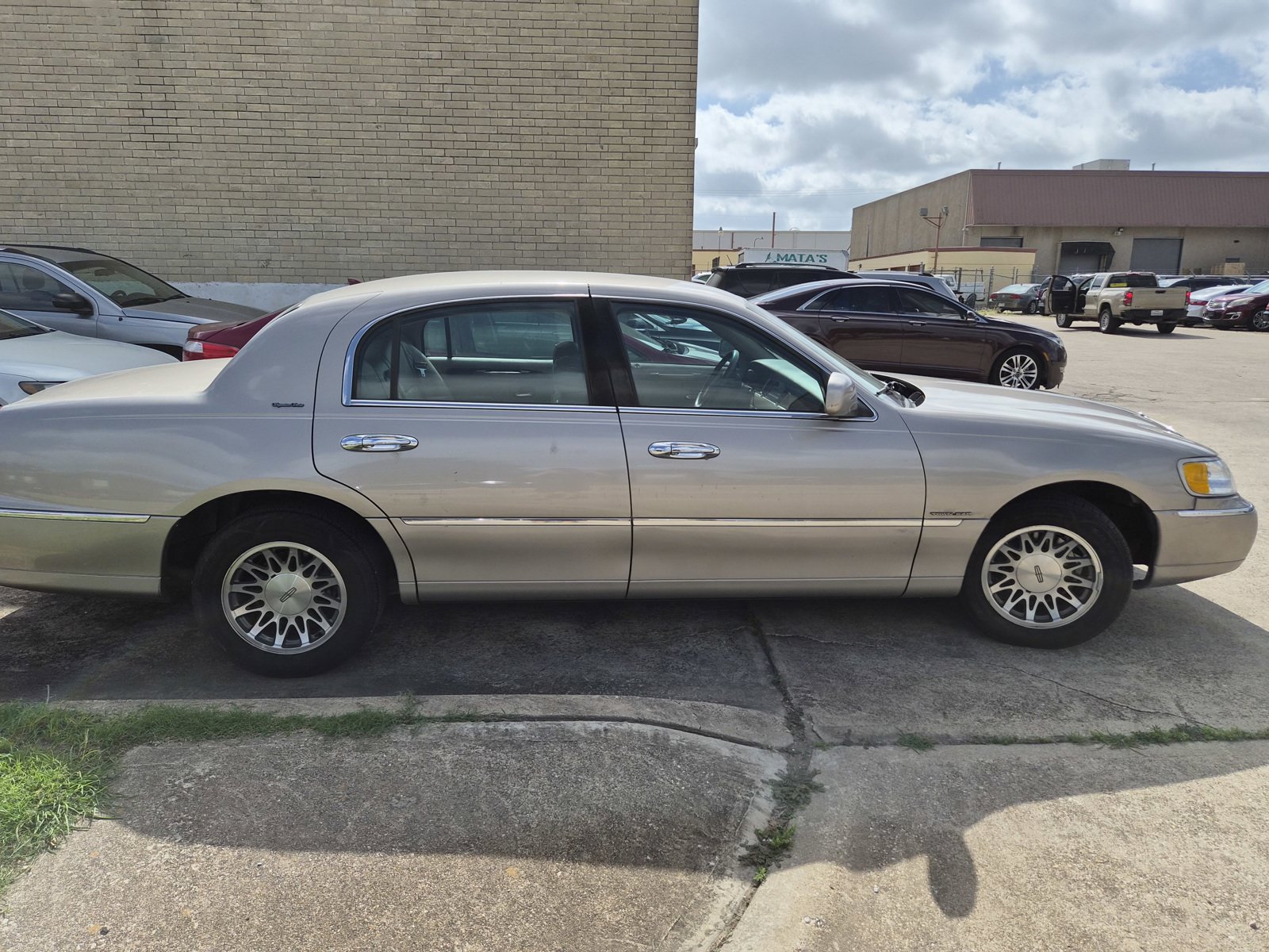 Used 2001 Lincoln Town Car Signature RWD image 4