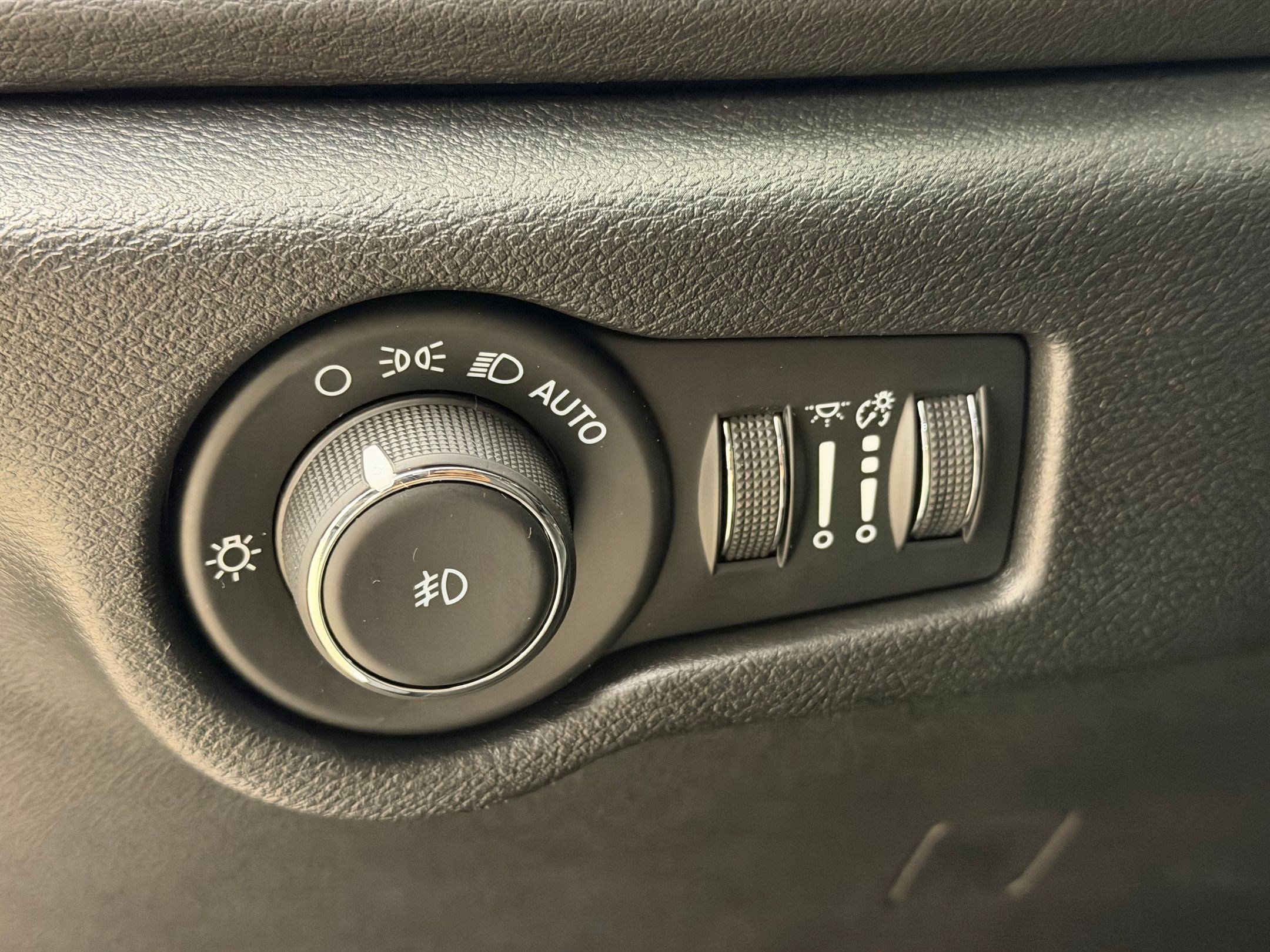 Used 2025 Chrysler Pacifica Select image 23