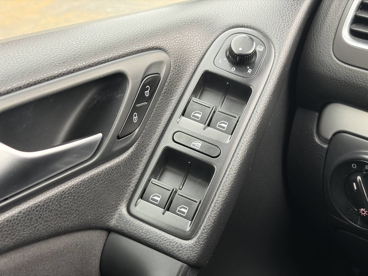 Used 2013 Volkswagen Golf 4-Door image 25