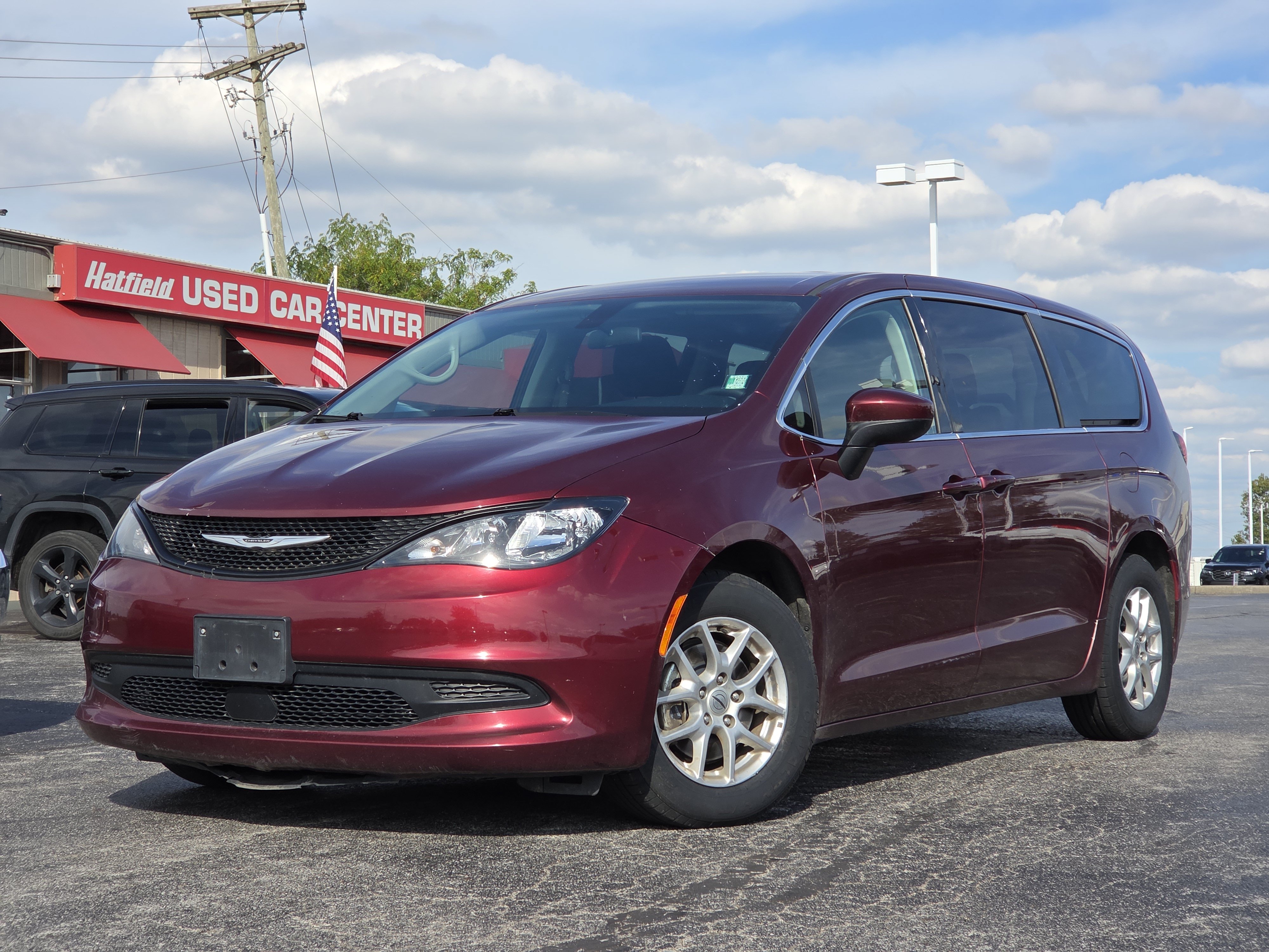 Used 2022 Chrysler Voyager LX FWD image 2