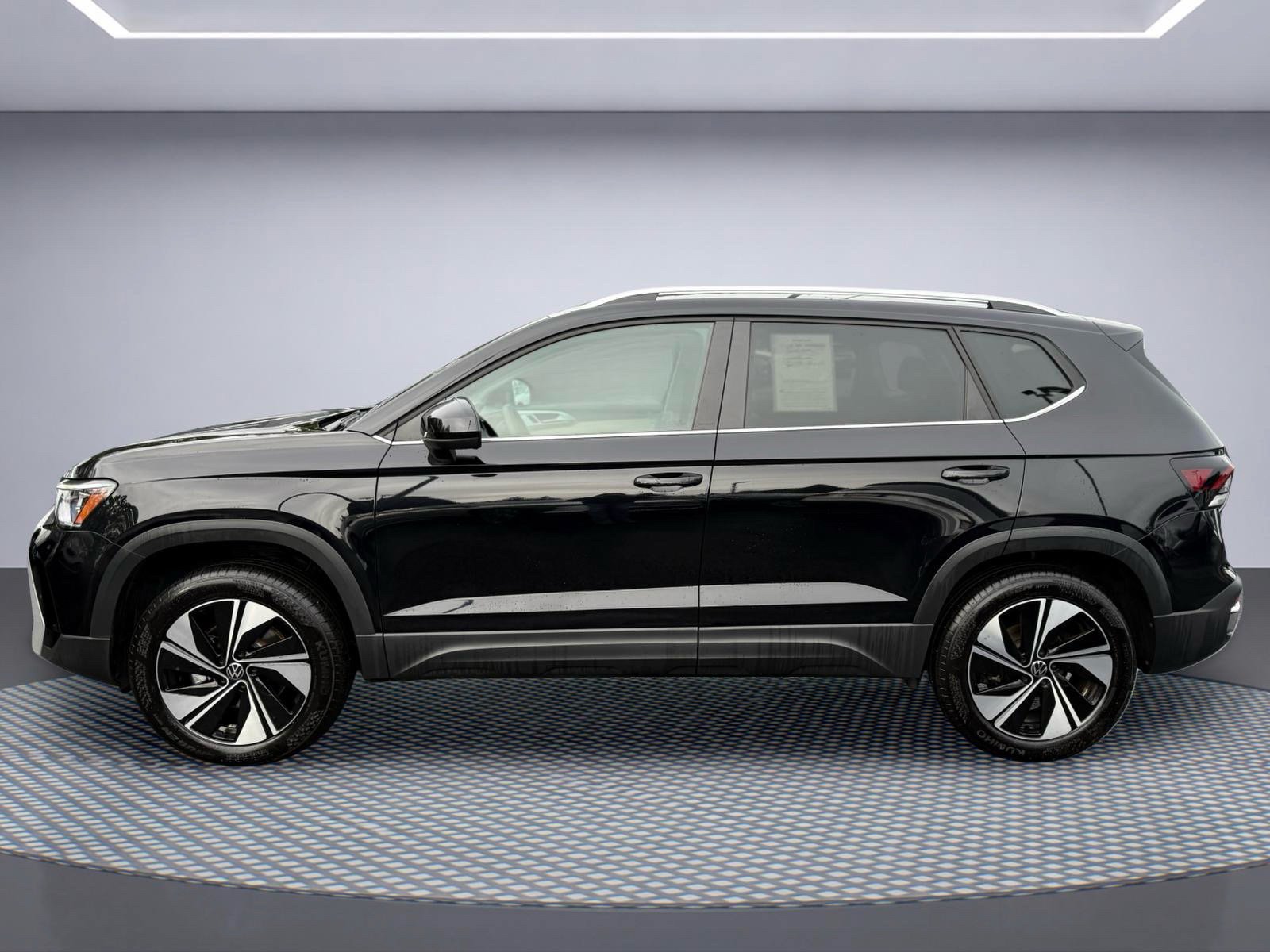 Used 2025 Volkswagen Taos SE AWD/4WD image 3