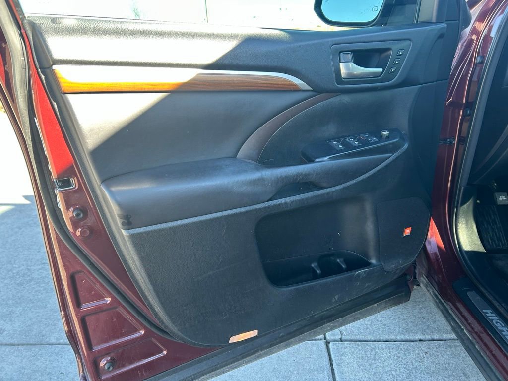 Used 2017 Toyota Highlander Limited image 16