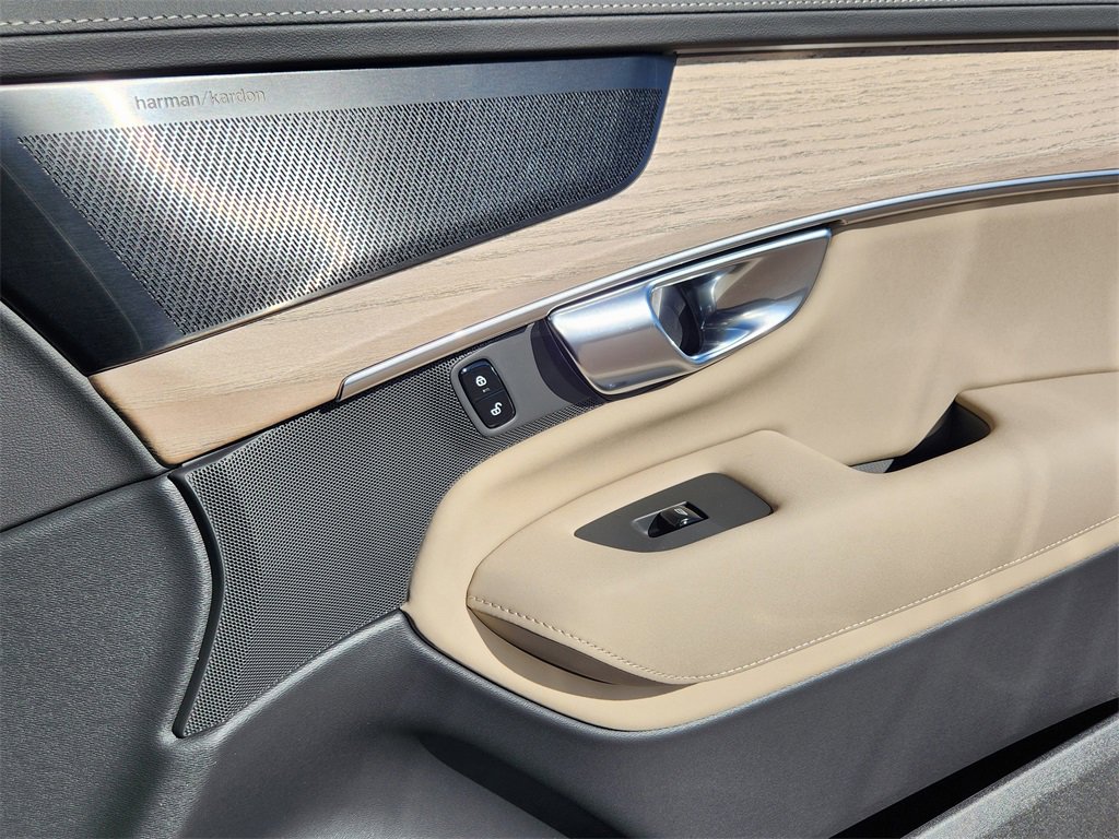 New 2026 Volvo XC90 B6 Plus w/ Protection Package image 19