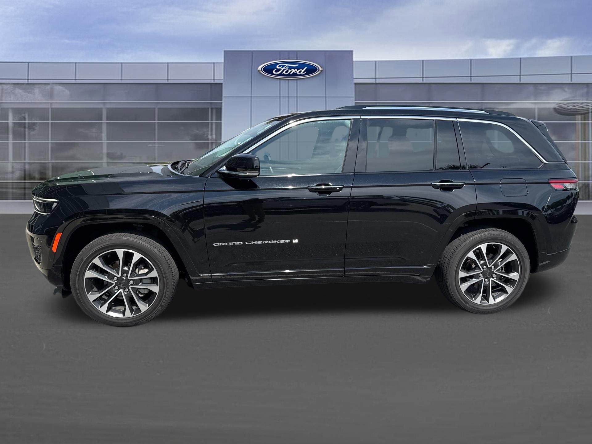 Used 2022 Jeep Grand Cherokee Overland w/ Luxury Tech Group IV image 9