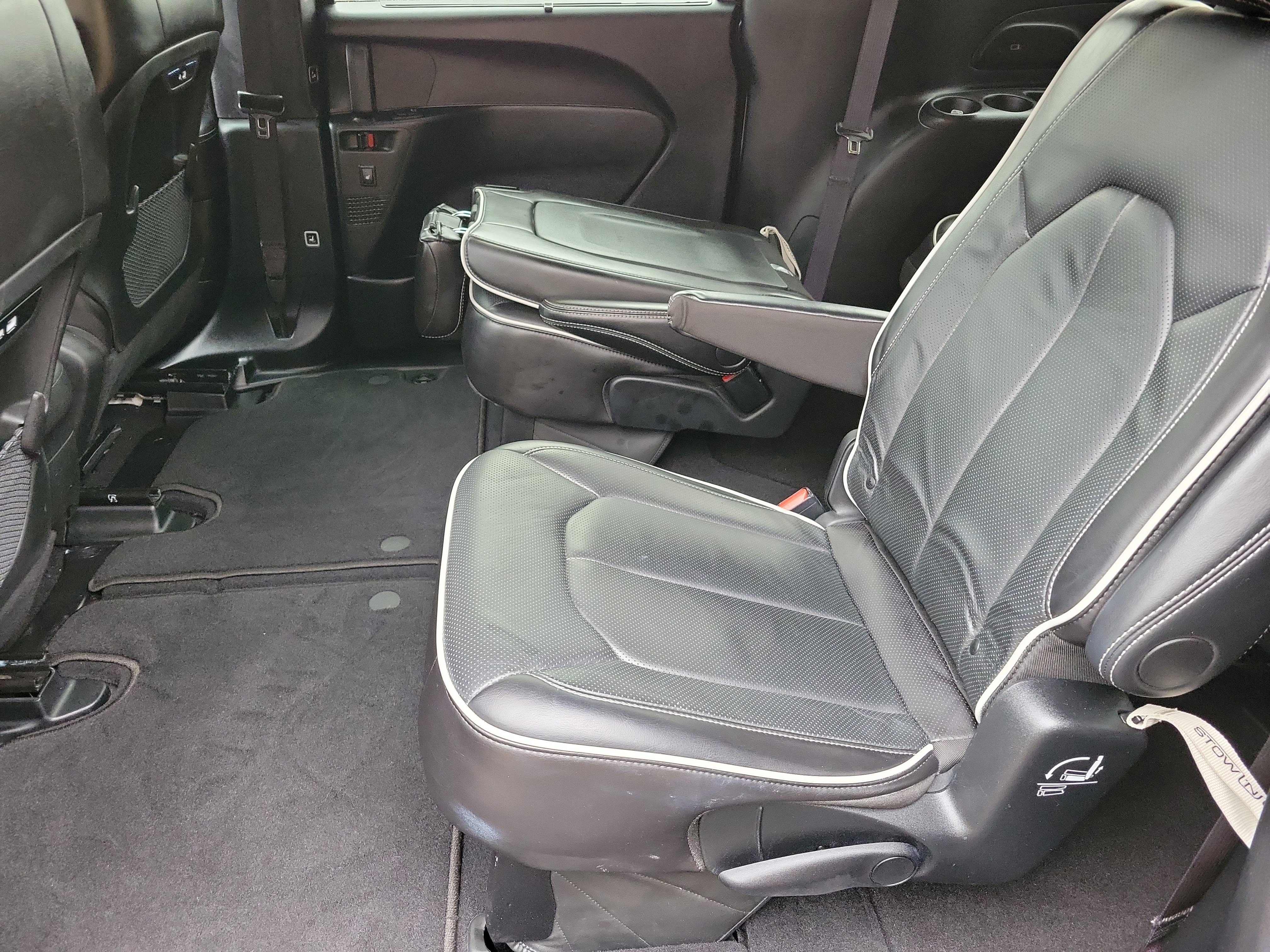 Used 2025 Chrysler Pacifica Limited image 6