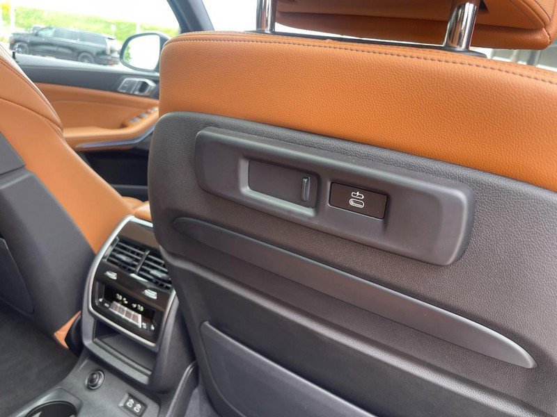Used 2022 BMW X7 M50i w/ Luxury Seating Package image 18