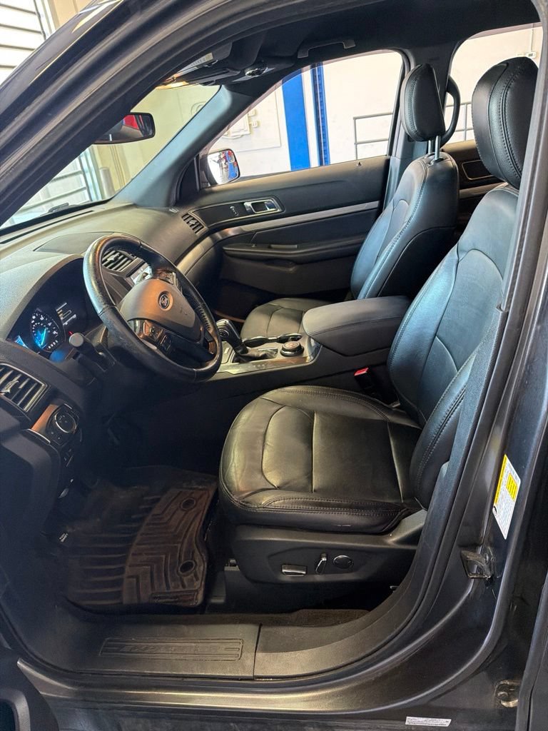 Used 2018 Ford Explorer XLT w/ Equipment Group 202A AWD/4WD image 1