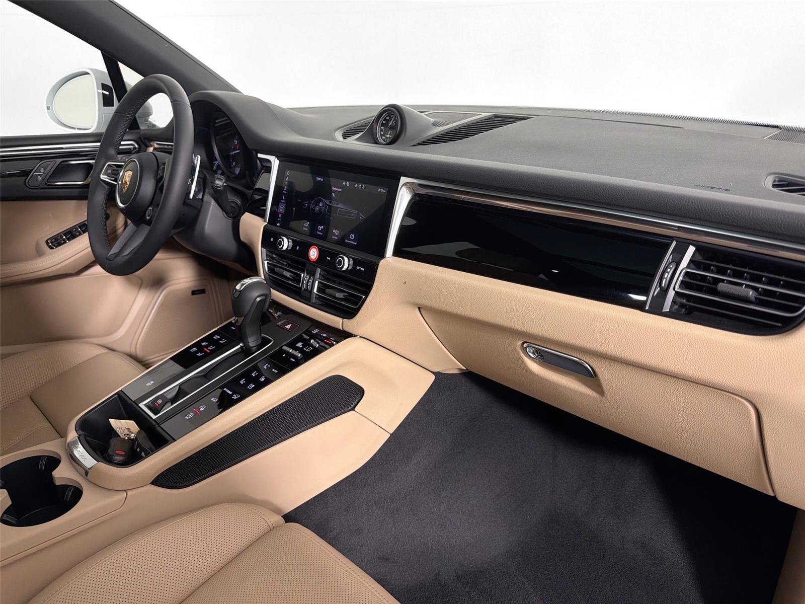 Certified 2026 Porsche Macan Turbo AWD/4WD image 29