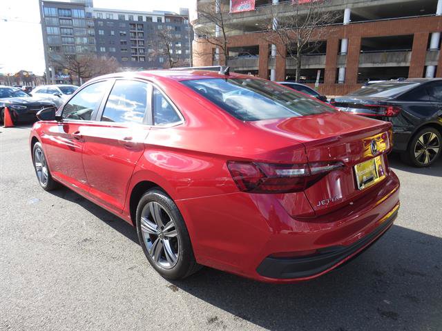 Used 2023 Volkswagen Jetta SE w/ Panoramic Sunroof Package image 2