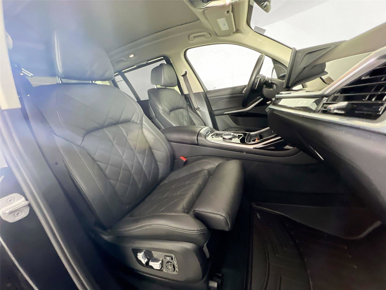 Certified 2023 BMW X7 xDrive40i w/ Executive Package image 27