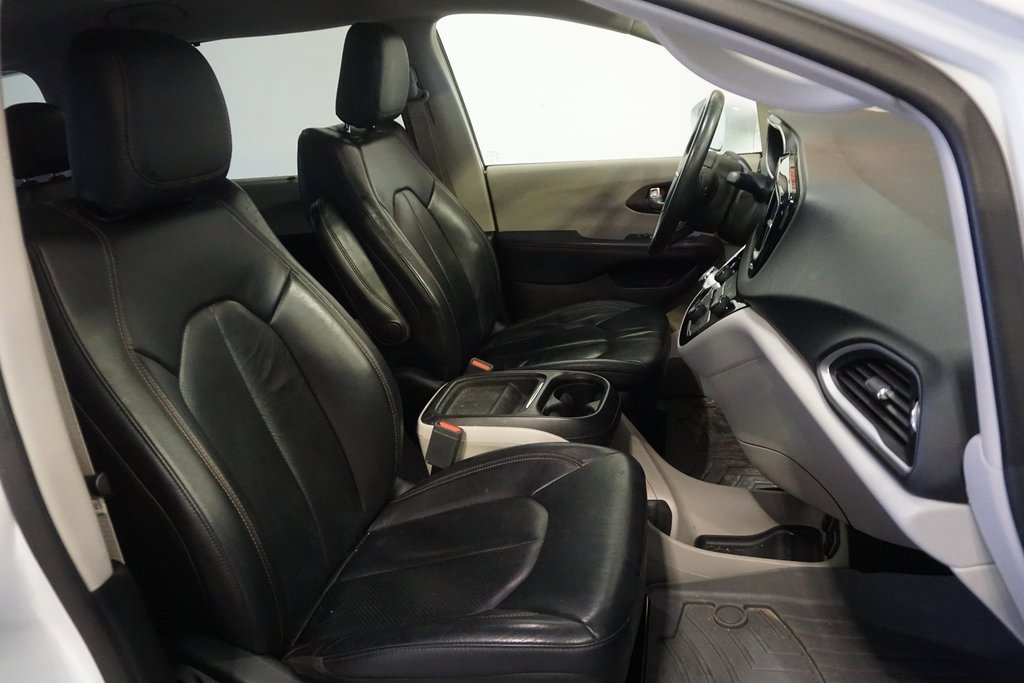 Used 2018 Chrysler Pacifica Touring-L w/ Tire & Wheel Group image 23