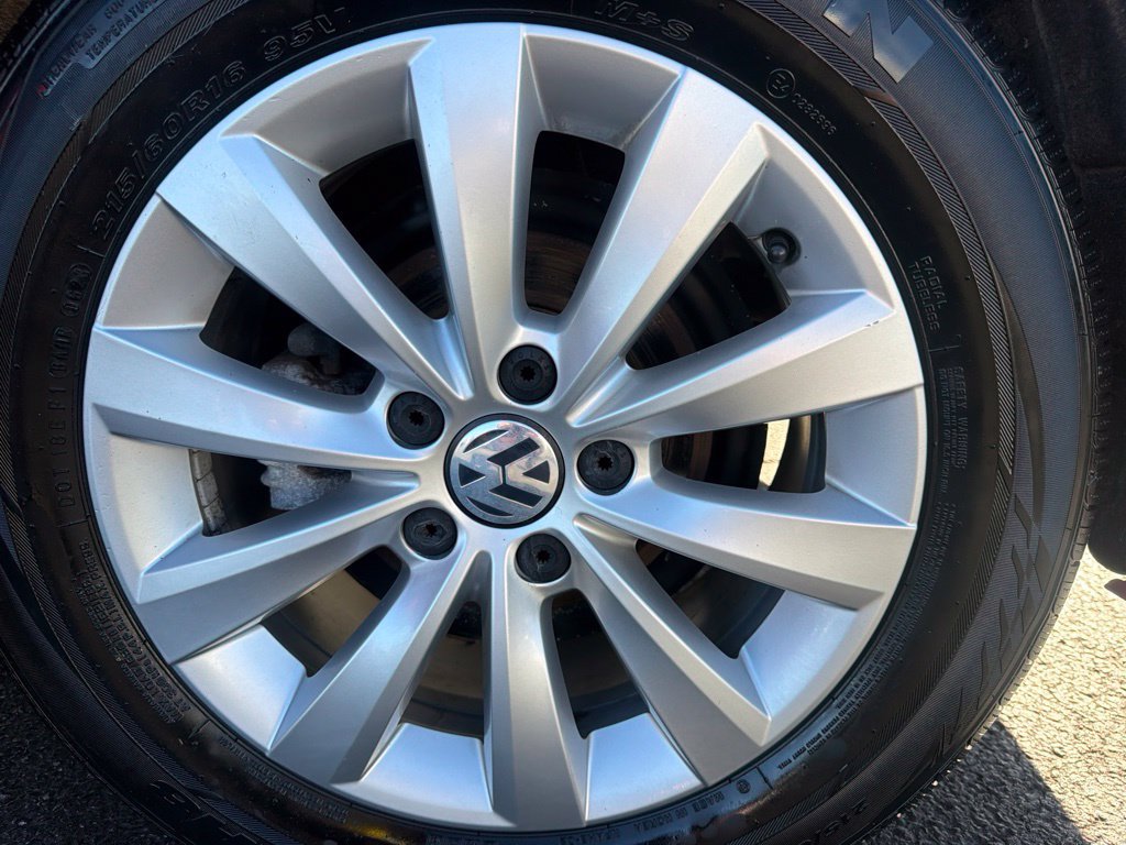 Used 2019 Volkswagen Beetle 2.0T SE FWD image 45