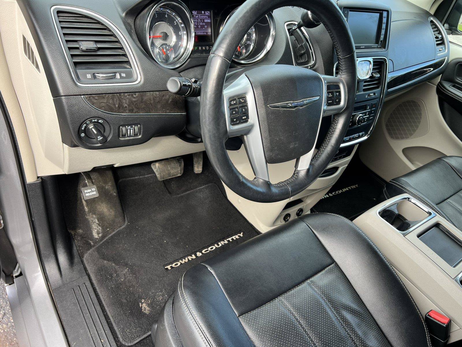 Used 2014 Chrysler Town & Country Touring-L w/ Driver Convenience Group FWD image 17