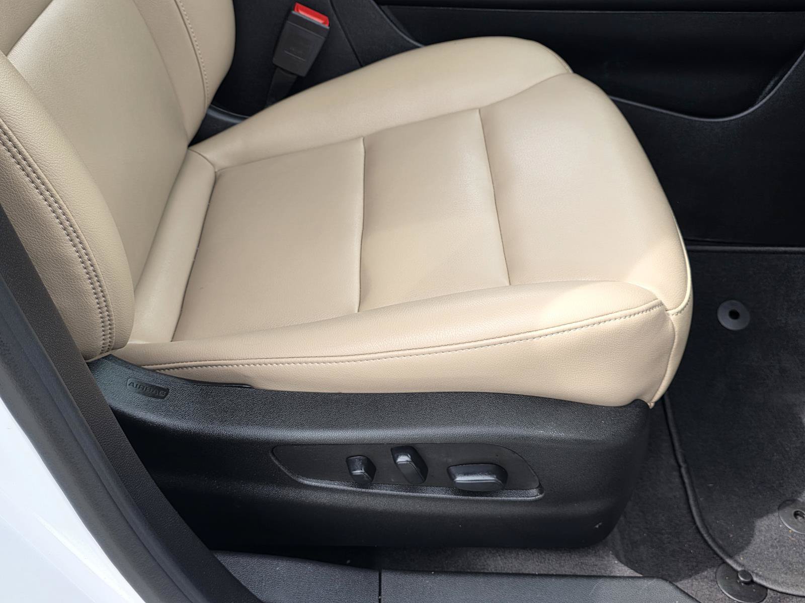 Certified 2024 Cadillac XT4 Luxury w/ Cold Weather Package FWD image 24