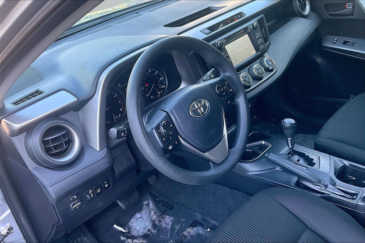 Used 2018 Toyota RAV4 LE FWD image 18