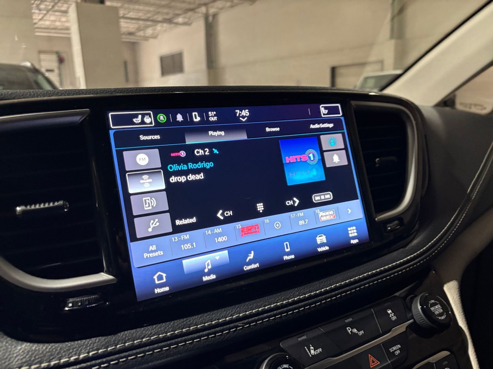 Used 2023 Chrysler Pacifica Touring-L FWD image 20