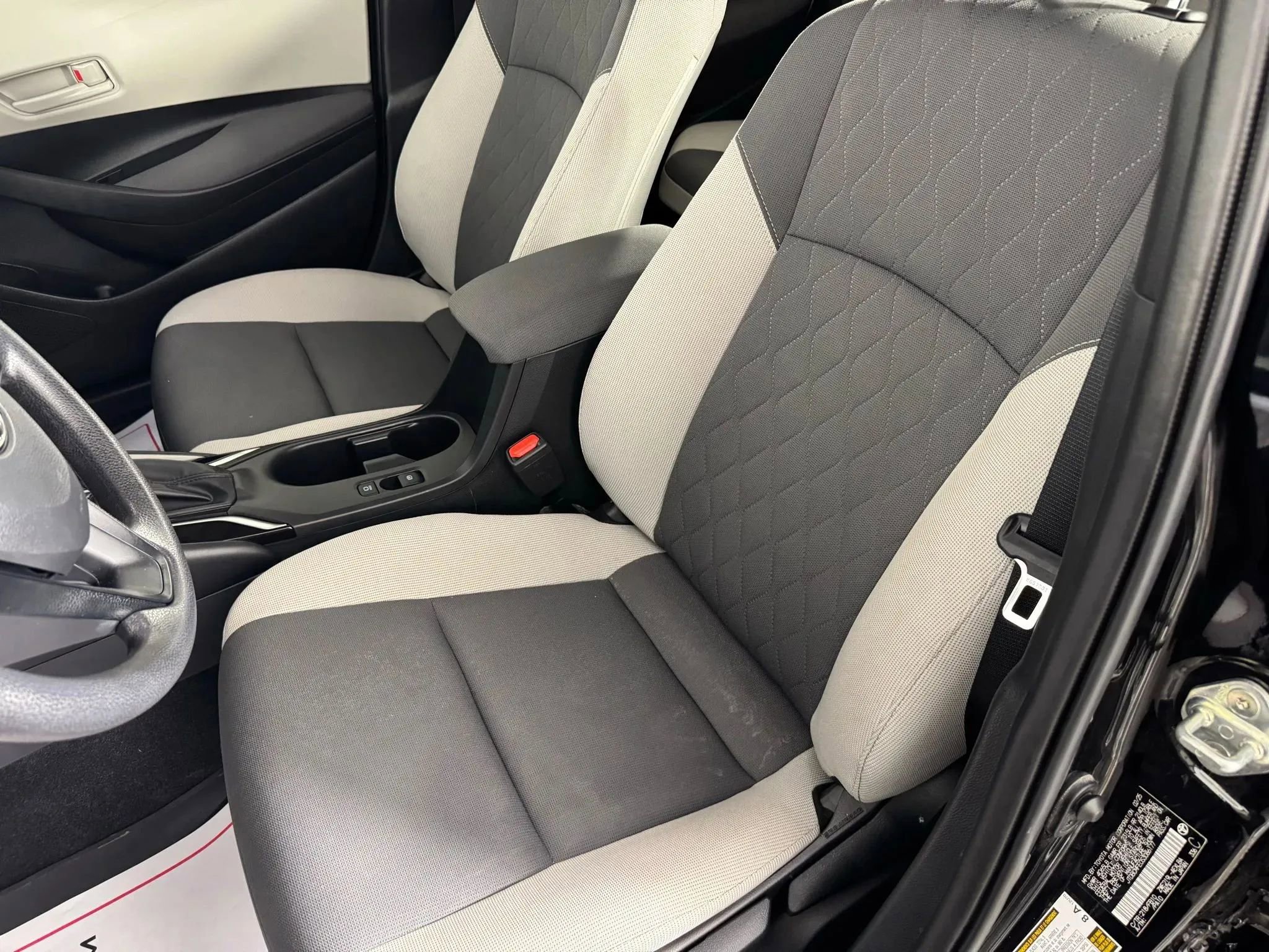 Used 2025 Toyota Corolla LE FWD image 29