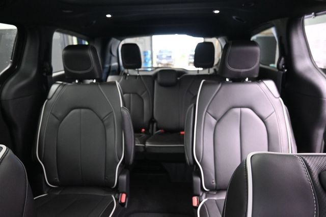 New 2027 Chrysler Pacifica Limited FWD image 21