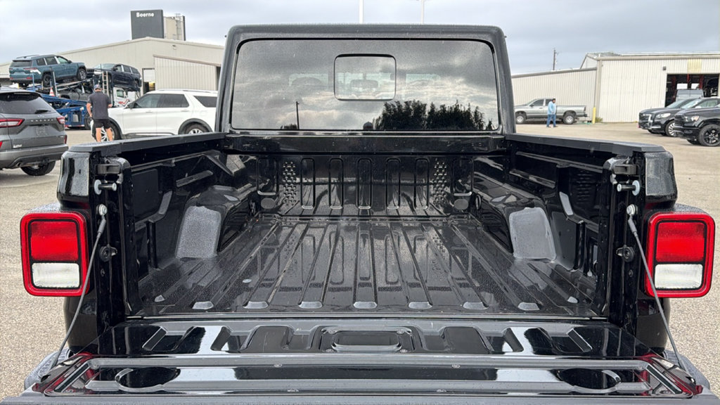 Used 2025 Jeep Gladiator Sport AWD/4WD image 28