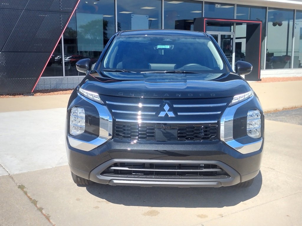 New 2025 Mitsubishi Outlander ES image 2