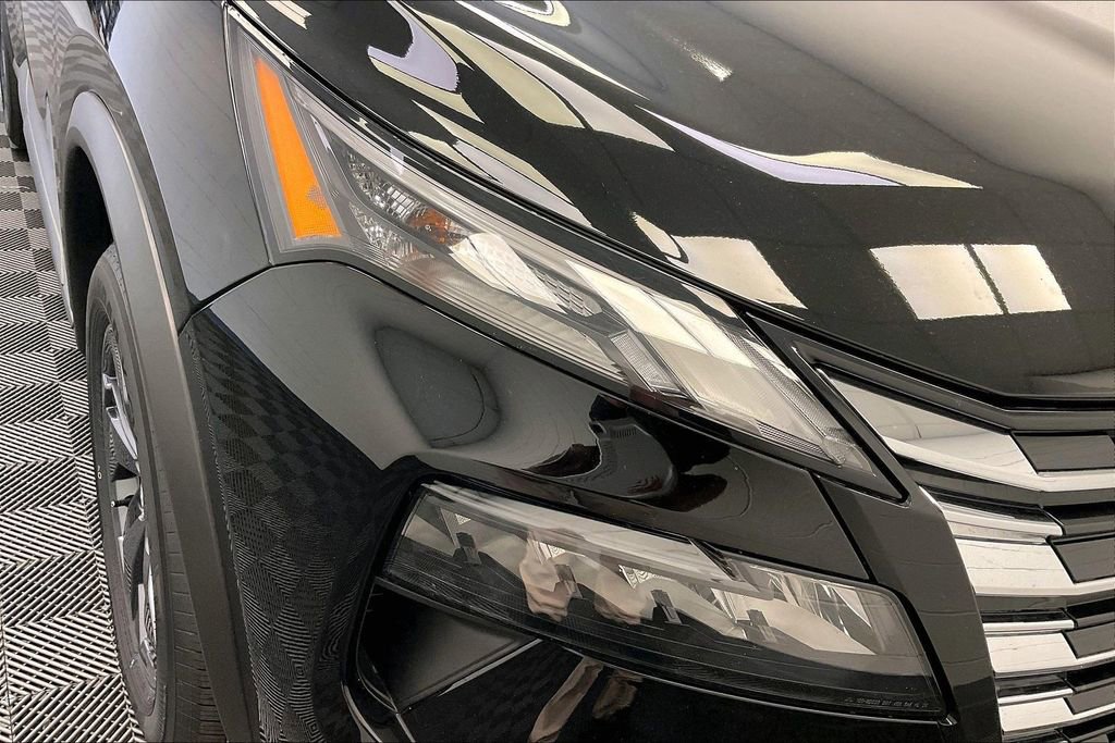 Certified 2025 Nissan Rogue SV FWD image 24