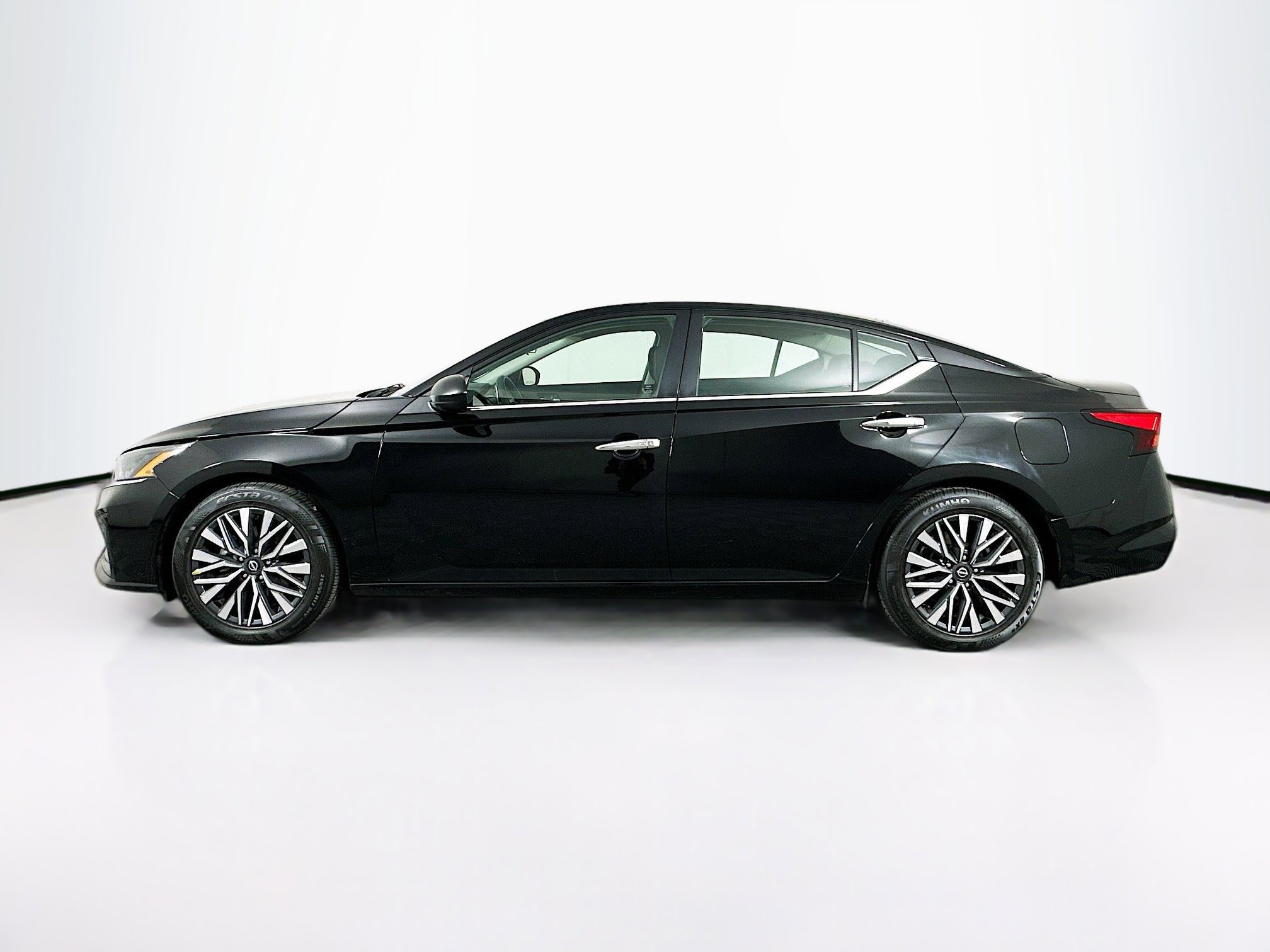 Used 2024 Nissan Altima 2.5 SV image 4