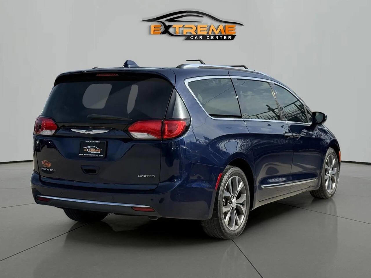 Used 2017 Chrysler Pacifica Limited w/ Tire & Wheel Group FWD image 6