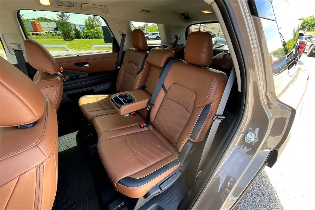 Used 2024 Nissan Pathfinder Platinum w/ Cargo Package FWD image 27