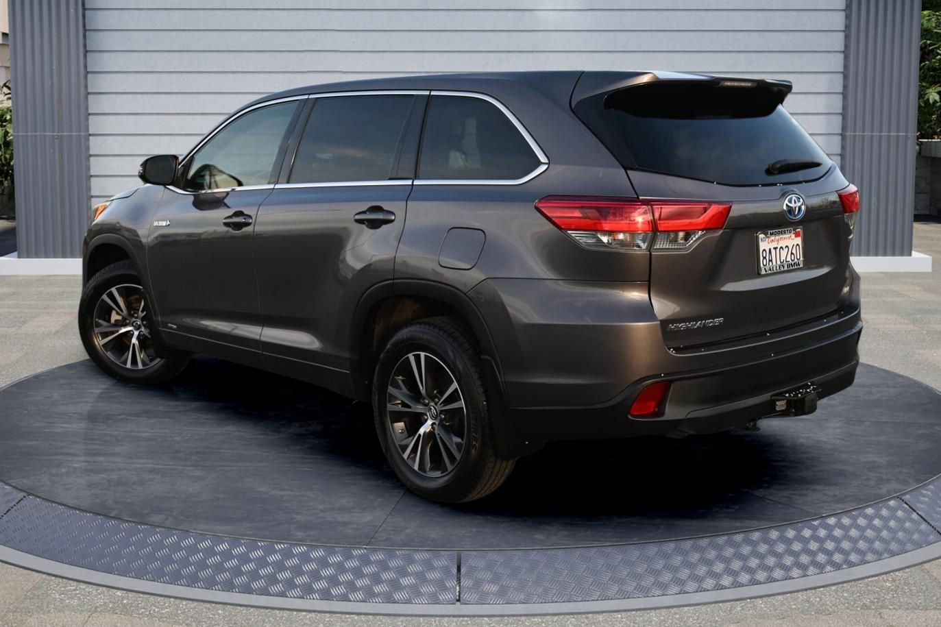 Used 2017 Toyota Highlander LE image 4