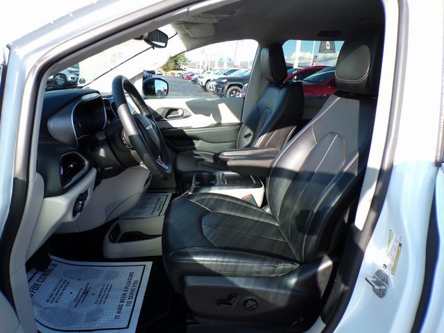 Used 2024 Chrysler Pacifica Touring-L image 16