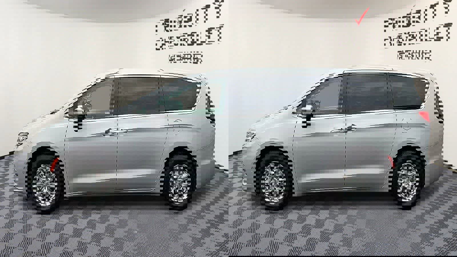 Used 2023 Chrysler Pacifica Touring-L image 5