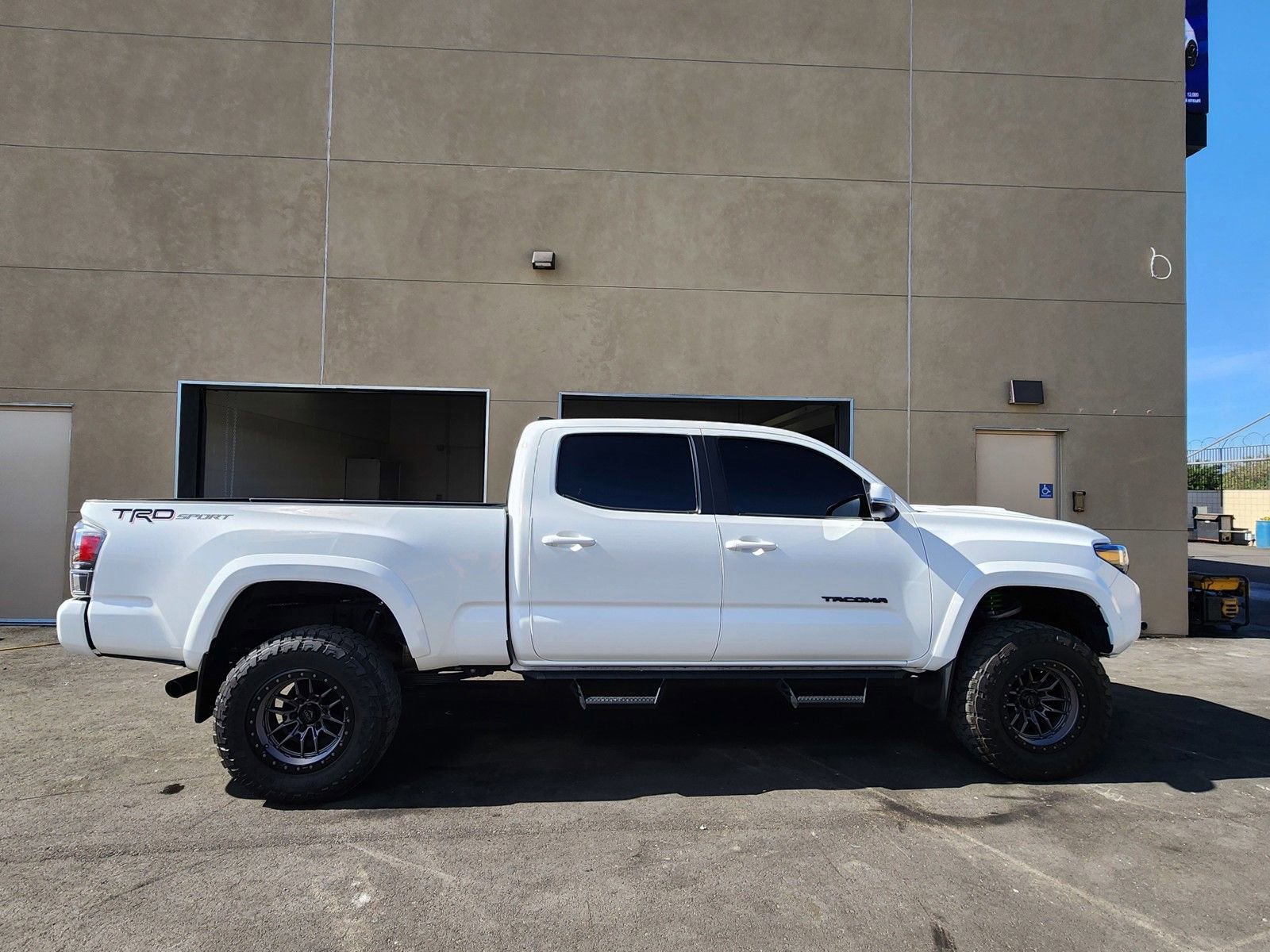 Used 2023 Toyota Tacoma TRD Sport w/ Black Out Package (TMS) image 8