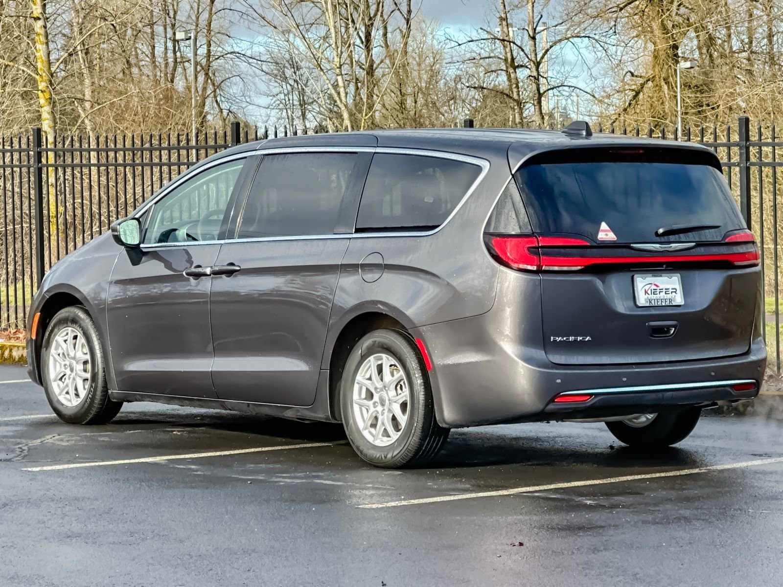 Used 2023 Chrysler Pacifica Touring-L image 6