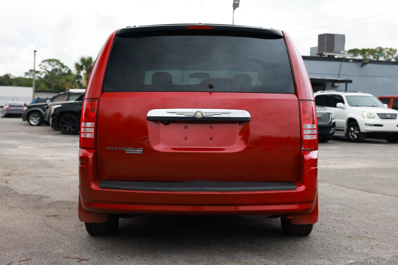 Used 2008 Chrysler Town & Country Touring w/ Entertainment Group #2 FWD image 7