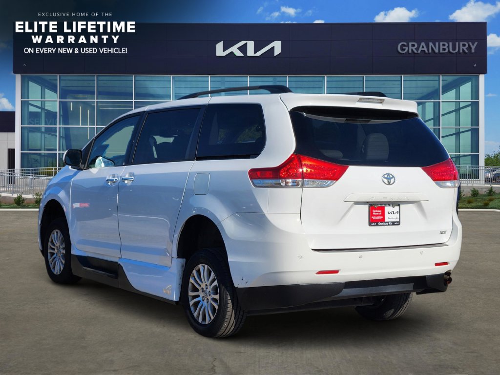 Used 2014 Toyota Sienna XLE FWD image 4