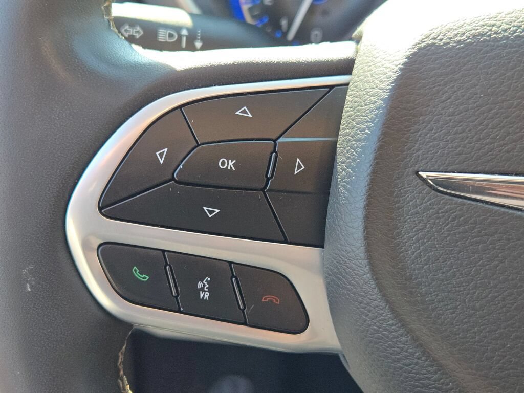 Used 2023 Chrysler Pacifica Touring-L FWD image 11