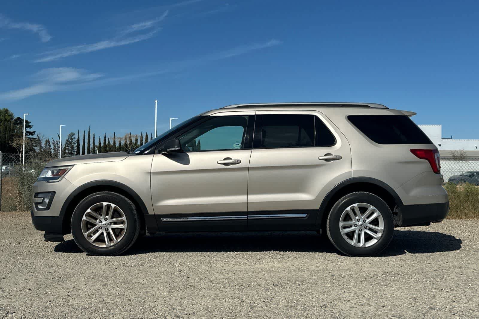 Used 2017 Ford Explorer XLT FWD image 6
