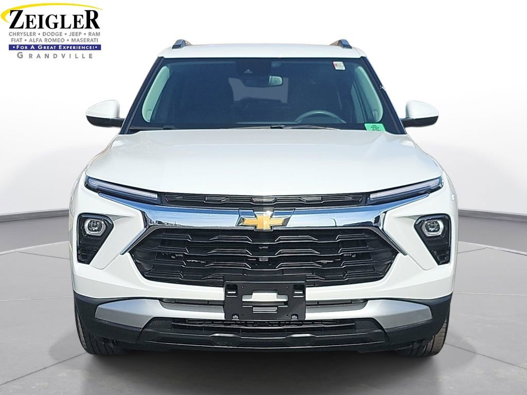 Used 2025 Chevrolet TrailBlazer LT AWD/4WD image 2