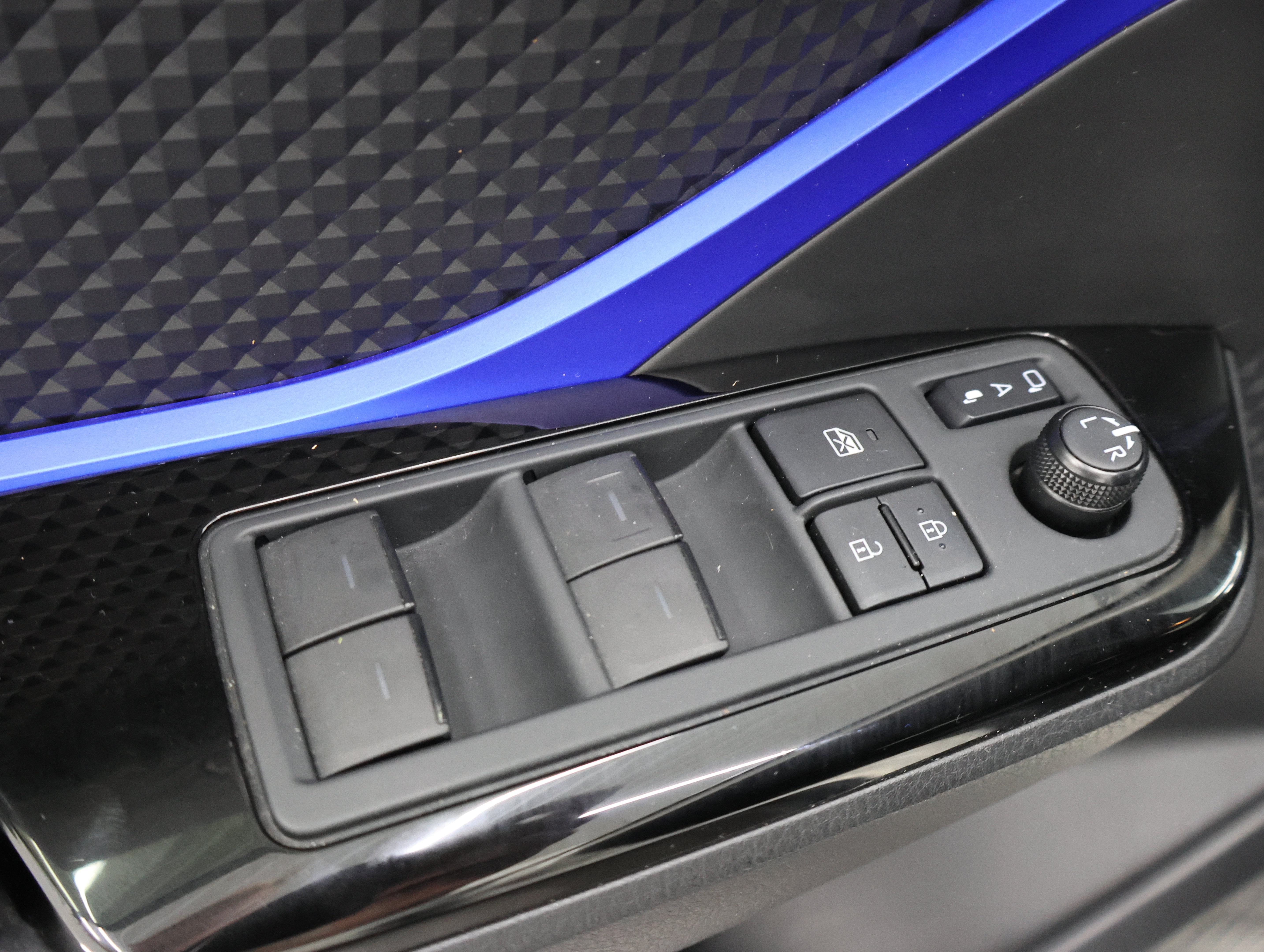Used 2020 Toyota C-HR XLE FWD image 36
